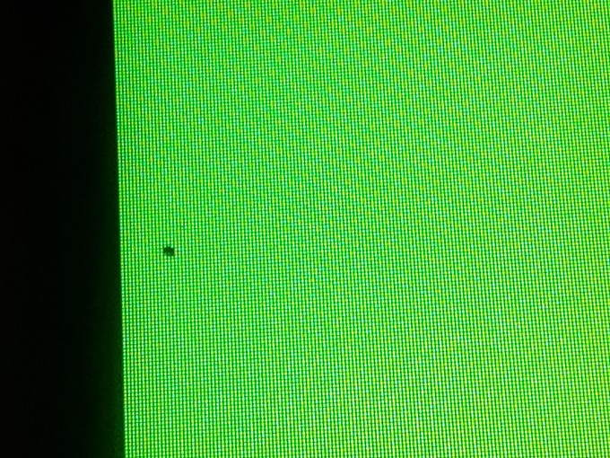 ¿Cómo ocurren los puntos malos u oscuros en la pantalla?