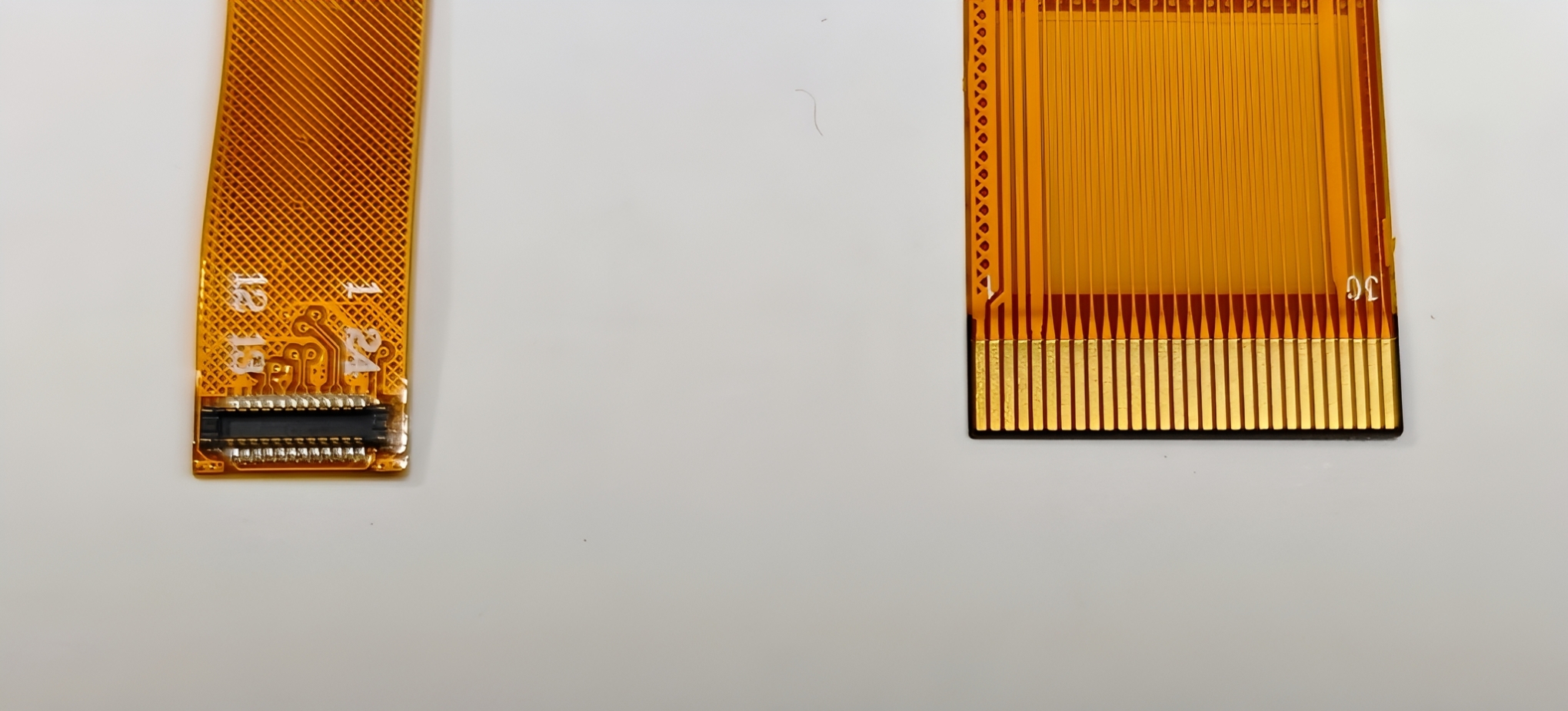 ¿Es mejor utilizar un conector B a B o un conector de dedo dorado para cables de pantalla flexibles?