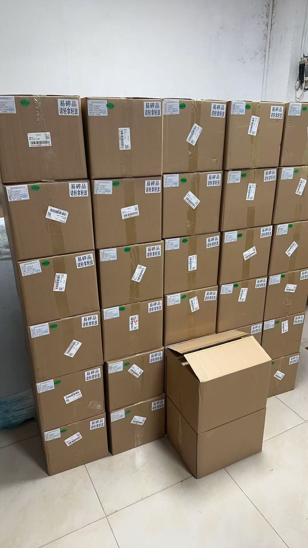 20.000 pantallas LCD de 3,5 pulgadas entregadas a tiempo a un cliente de Singapur.